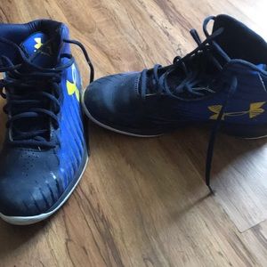 Boys under armour size 6Y